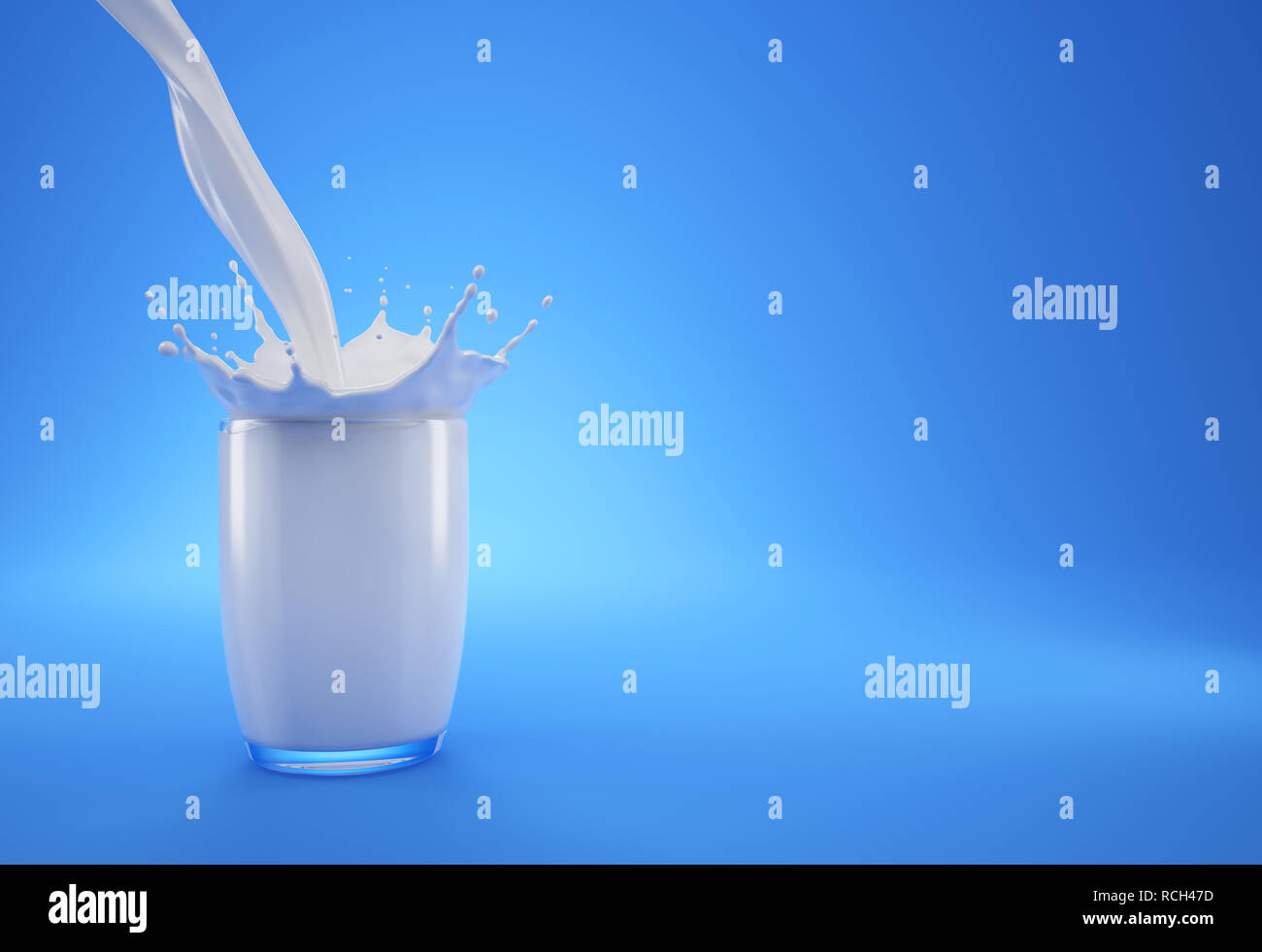 Versare il latte in un bicchiere pieno di latte con corona splash. Su sfondo blu. Con lo spazio libero su un lato per aggiungere testo. Foto Stock