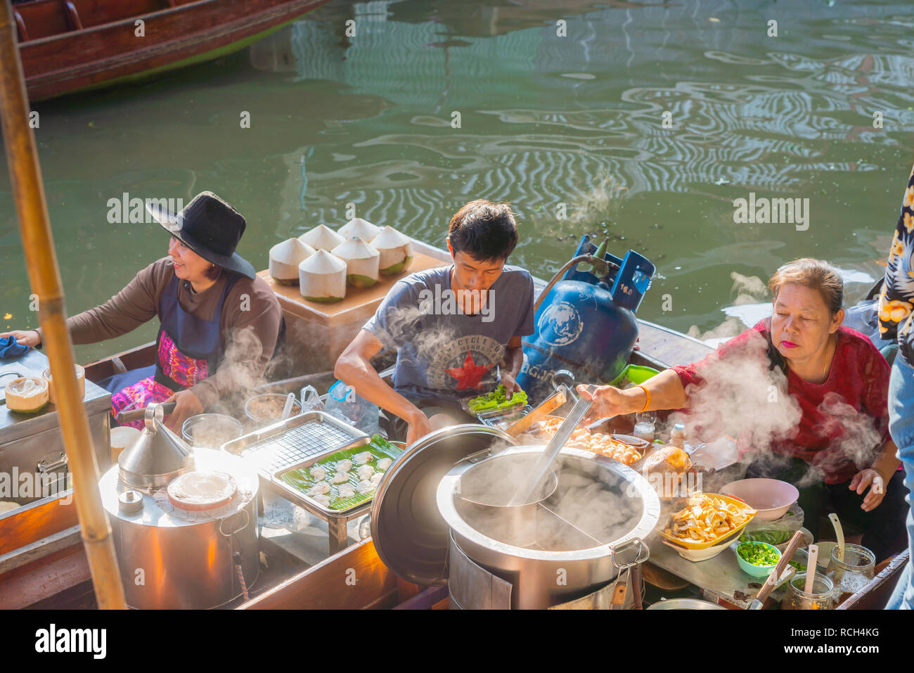 Ratchaburi, Tailandia - 4 Novembre 2018: Mercanti di cottura degli alimenti per la vendita di prodotti al Mercato Galleggiante di Damnoen Saduak a Ratchaburi, Thailandia Foto Stock