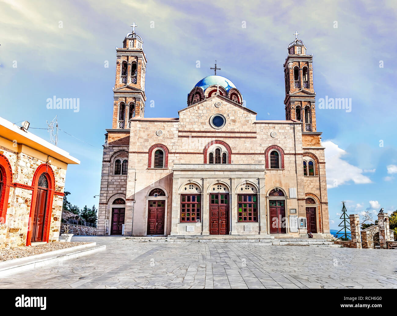 Ano Syros: 1 gennaio: Chiesa della Resurrezione di Cristo chiesa Greco Ortodossa in Ano Syros.Uomini che lavorano al di fuori della chiesa. Il 1 gennaio 2019, la Grecia. Foto Stock