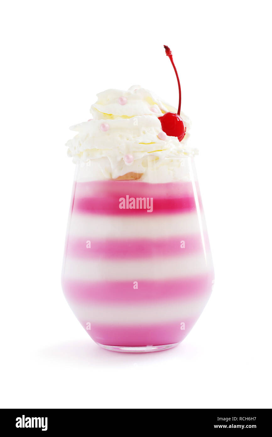 A strisce rosa jella dessert in vetro con panna montata e rosso ciliegia candita in cima isolata su sfondo bianco Foto Stock