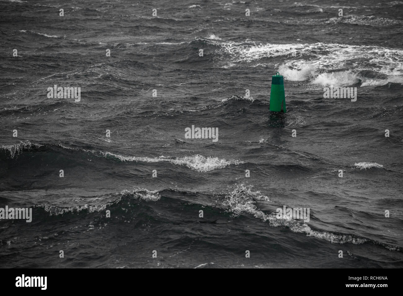 Le tempeste, onde che si infrangono sul mare verde boa. Foto Stock