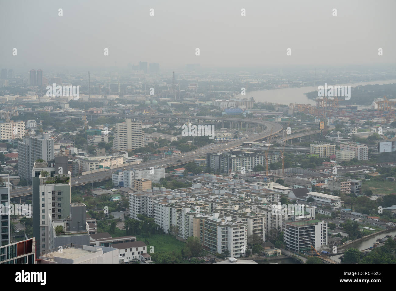 Bangkok, Tailandia - 23 dicembre 2018: l'inquinamento atmosferico che copre la città di Bangkok, la città capitale della Thailandia Foto Stock