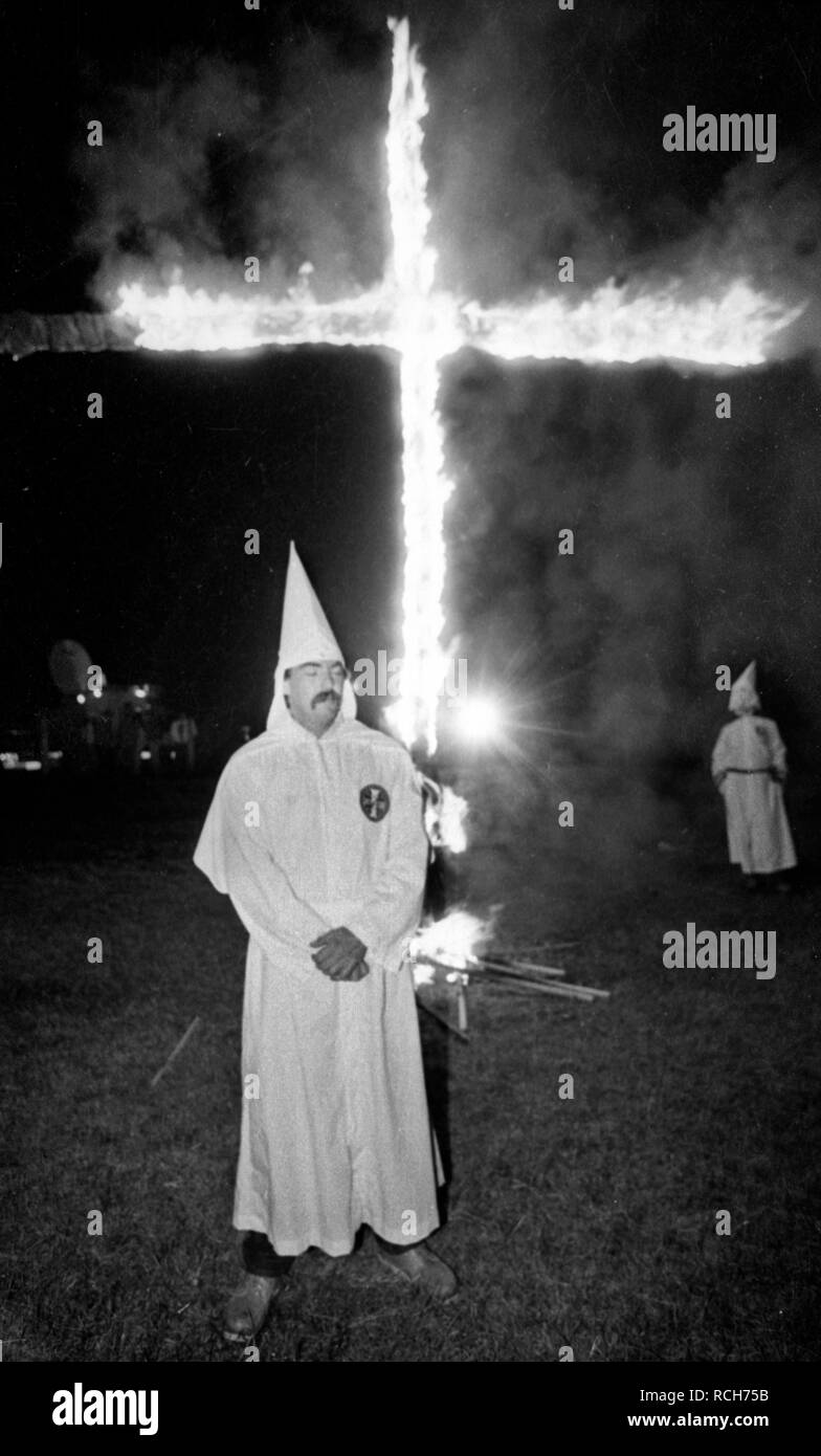 Un membro del KKK sorge accanto alla croce di illuminazione in Rumford Me durante il rally nella piccola cittadina di Maine town. Il Klan era stato attivo nel Maine negli anni venti e trenta , in questo gruppo di Klansmen apertamente invitati alla stampa di osservare ,la fotografia e la relazione su questo evento foto di bill belknap Foto Stock