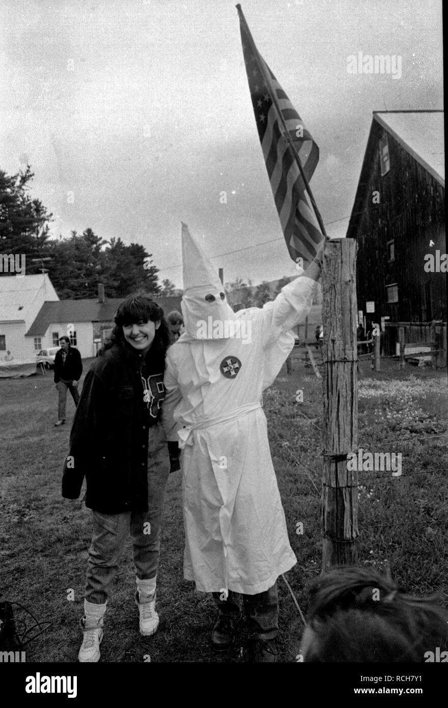 Un elemento a cappuccio del KKK e una donna unidentifed presso la fattoria dove Klan nel rally nella piccola cittadina di Rumford Me . Il Klan era stato attivo nel Maine negli anni venti e trenta , in questo gruppo di Klansmen apertamente invitati alla stampa di osservare ,la fotografia e la relazione su questo evento foto di bill belknap Foto Stock