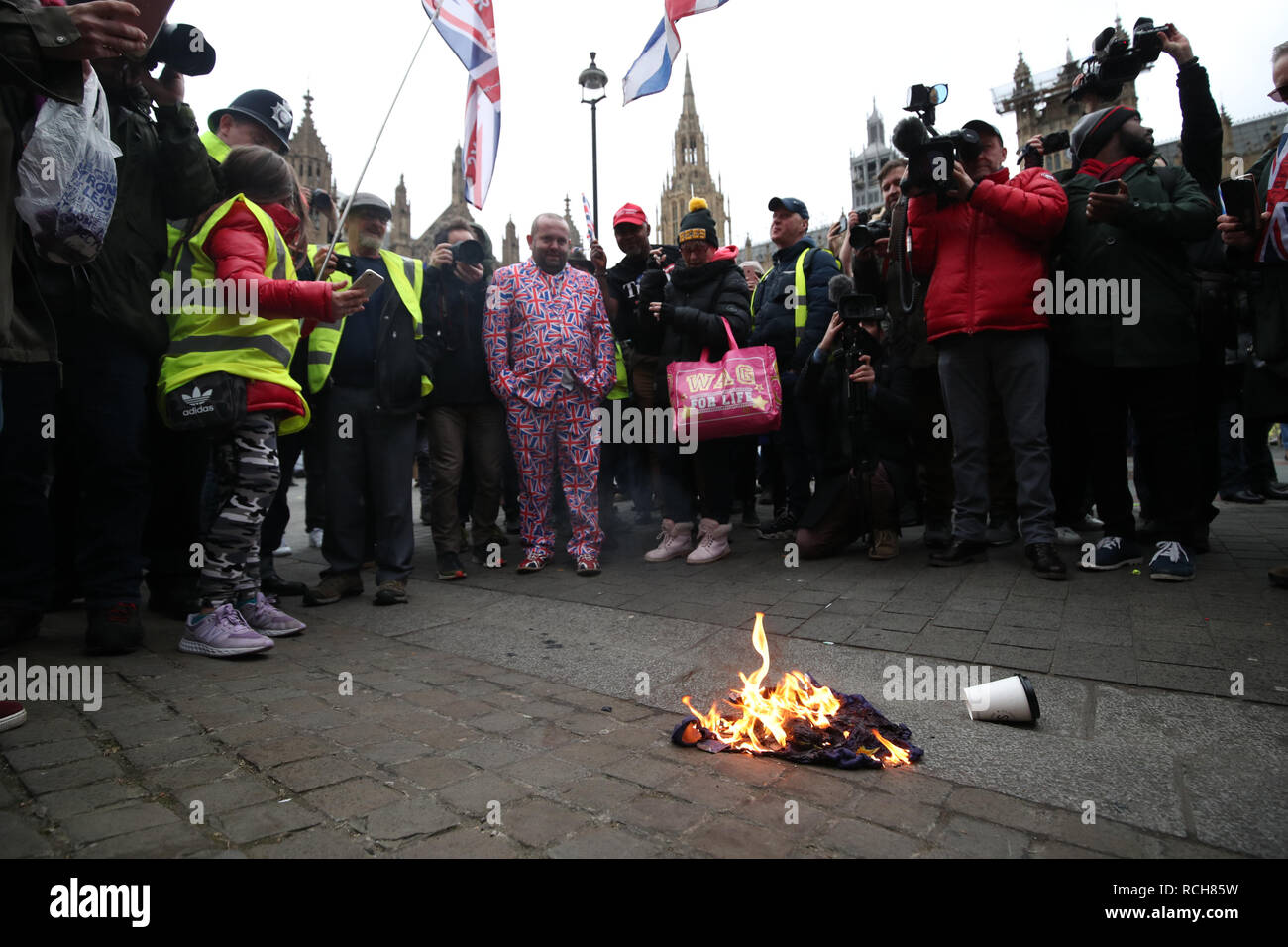 Manifestanti Pro-Brexit appiccato il fuoco ad una bandiera fuori le case del Parlamento, Londra, davanti alla House of Commons votazione sul primo ministro Brexit della trattativa. Foto Stock