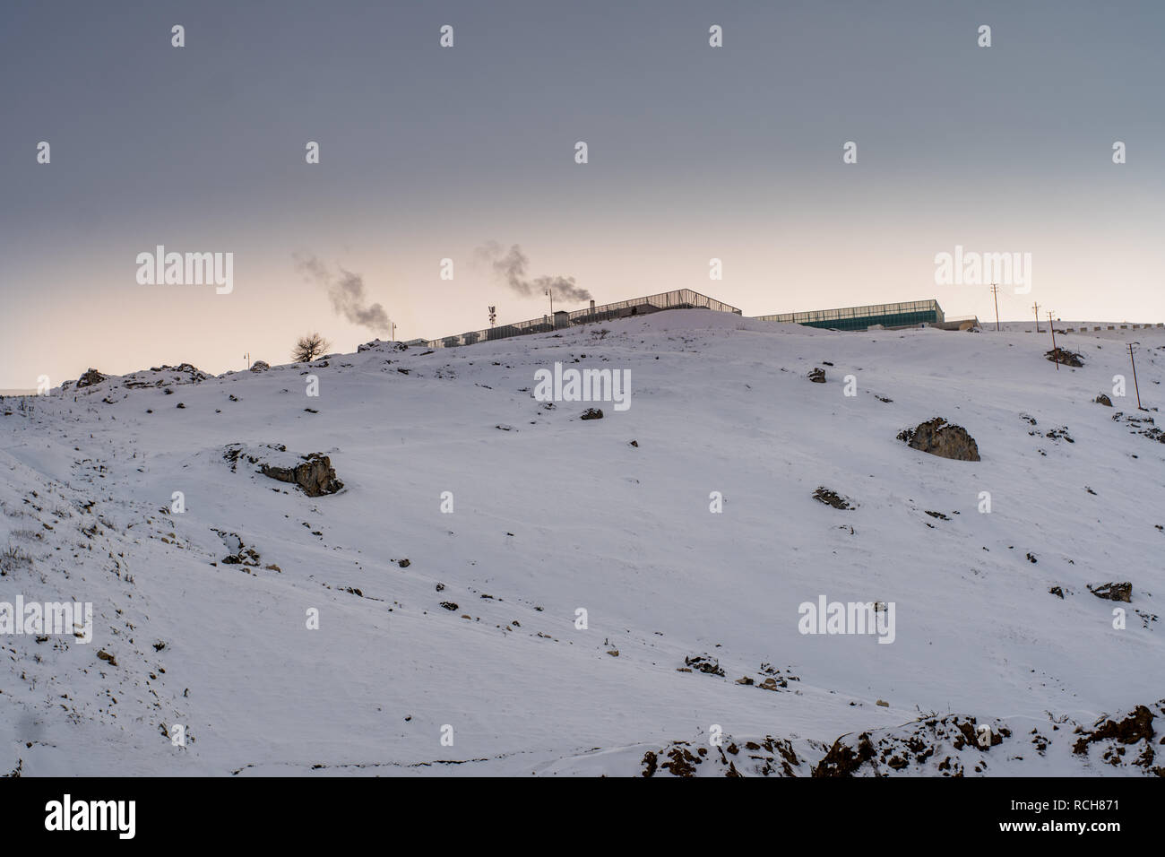 In corrispondenza di una montagna innevata. La metà della gamma della montagna ricoperta di neve. La stagione autunnale. Foto Stock