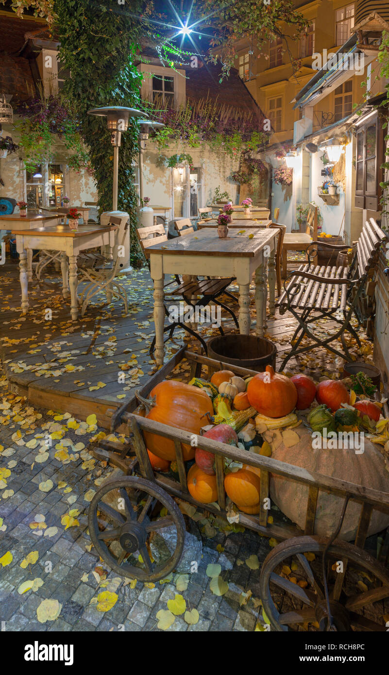 Praga, Repubblica Ceca - 17 ottobre 2018: l'autunno nicht atmosfera sul cortile del ristorante nel quartiere piccolo. Foto Stock