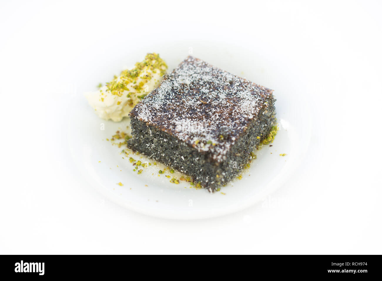 La Semola di papavero dessert con crema. Questo dessert di semola su sfondo isolato. Yummy deliziosi dessert gustoso Foto Stock