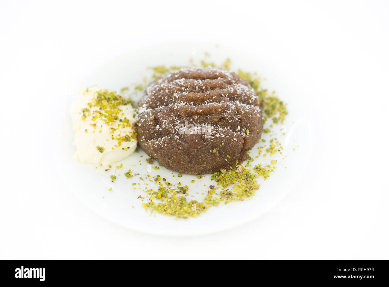 Dolce di semolino con crema. Questo dessert di semola su sfondo isolato. Yummy deliziosi dessert gustoso Foto Stock