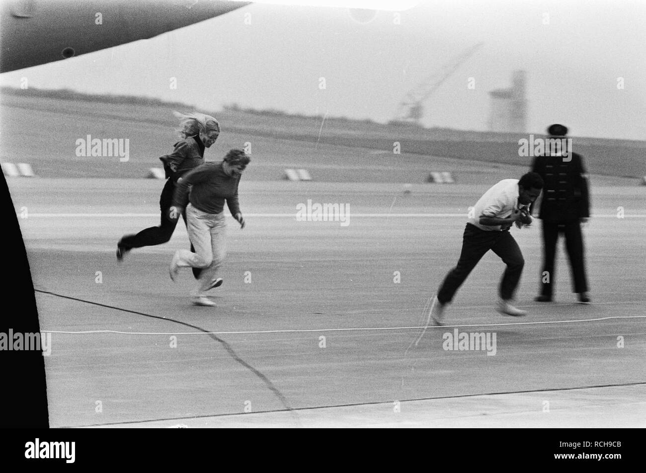 Alarmoefening op Schiphol incontrato 100 figuranten verlaten van het vliegtuig, Bestanddeelnr 927-8810. Foto Stock