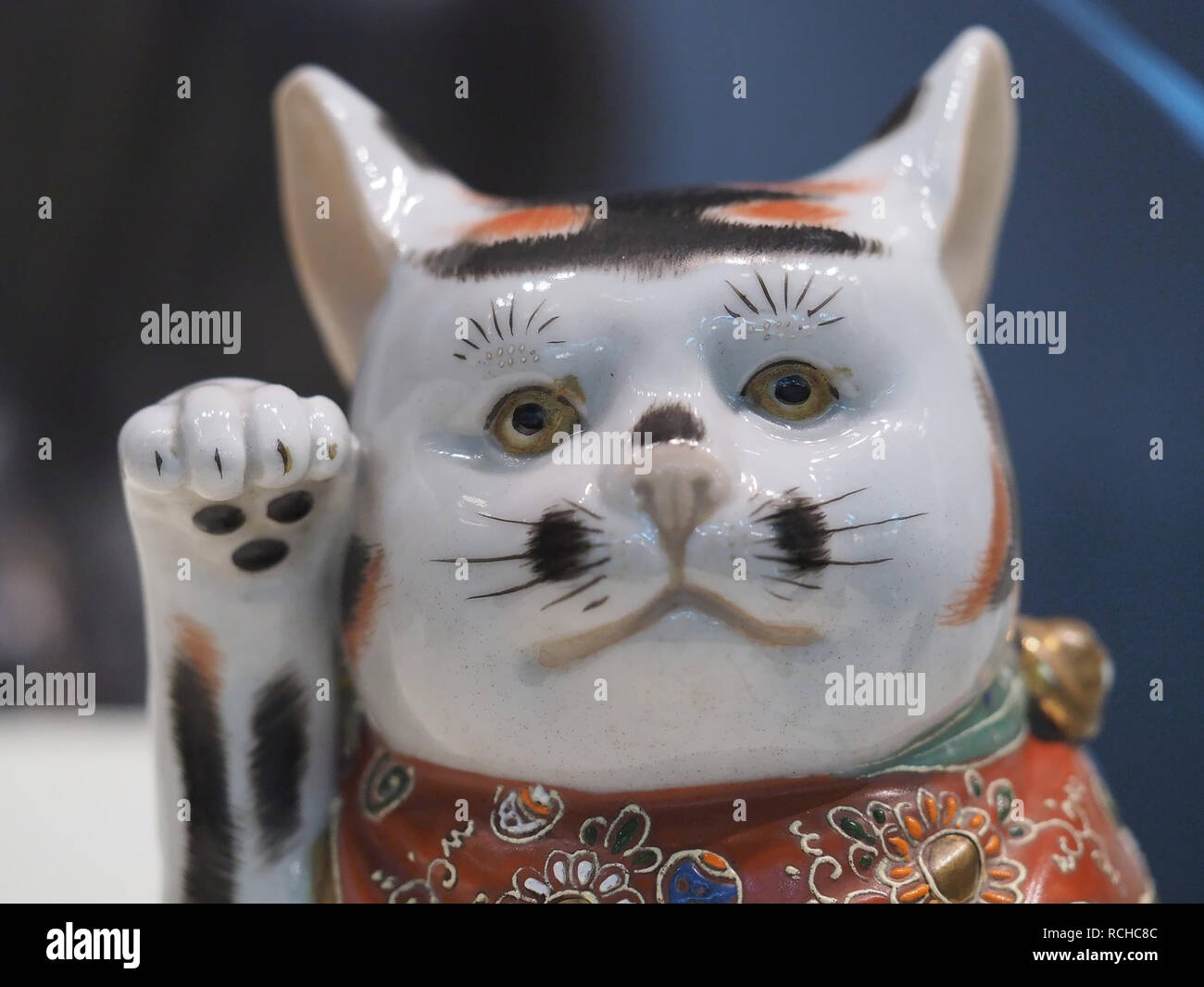 Maneki Neko - Gatto della Fortuna scolpito in legno di mela cotogna