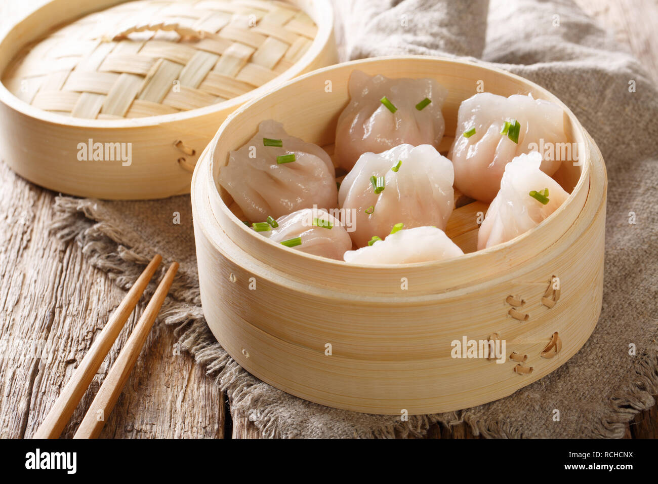 Vaporizzato haukau dim sum vicino sul tavolo orizzontale. Foto Stock