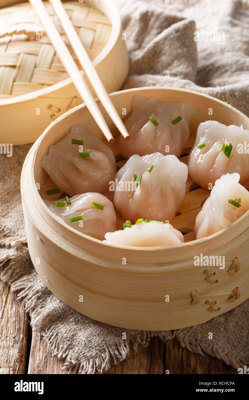 Gnocchi cotti all'interno di bamboo sistema di cottura a vapore sul piano verticale. Foto Stock