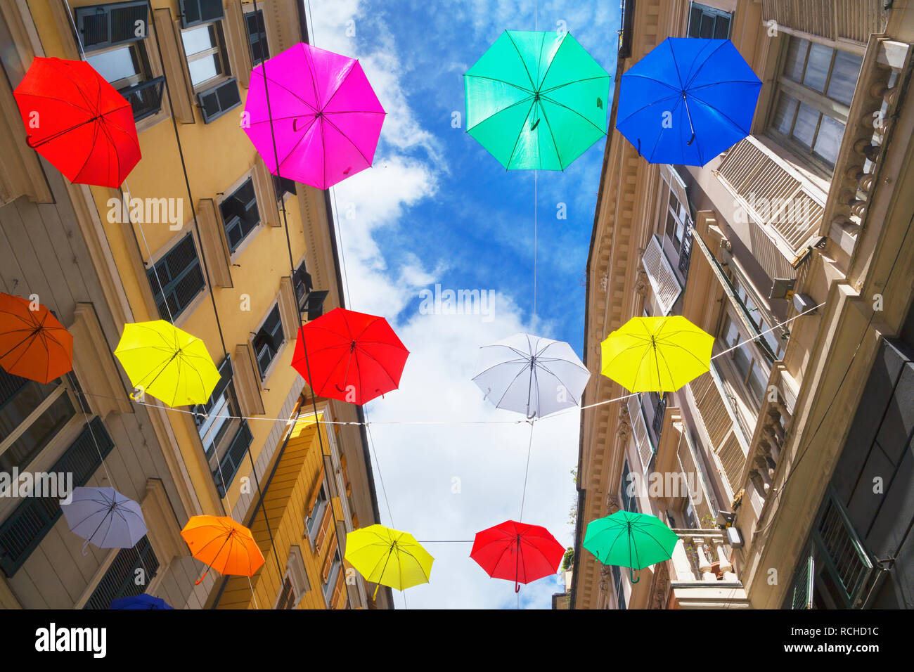 Vivacemente colorato floating ombrelloni, Genova, Liguria, Italia, Europa Foto Stock