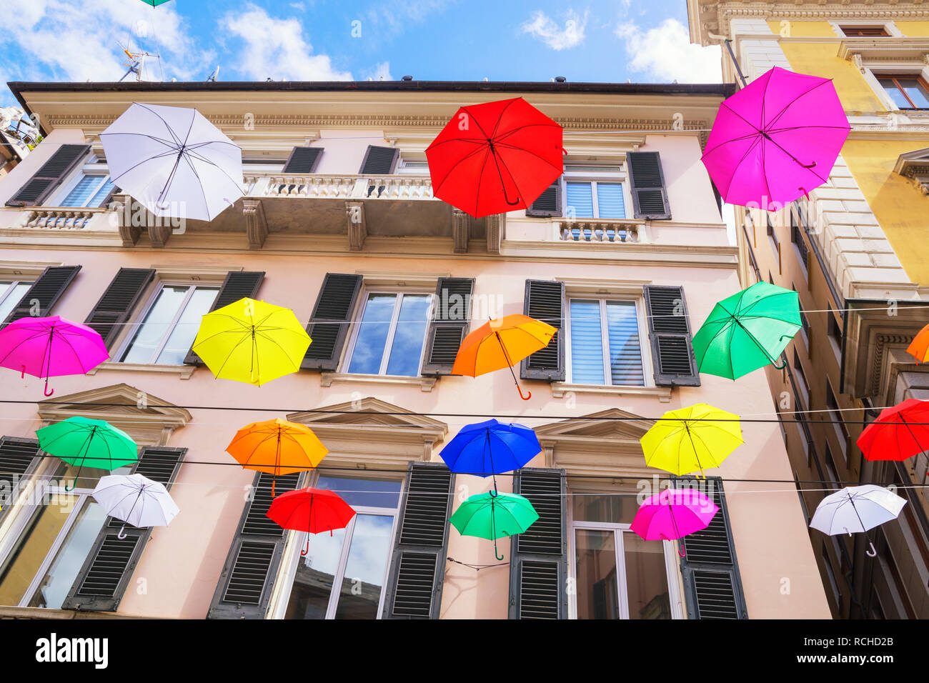 Vivacemente colorato floating ombrelloni, Genova, Liguria, Italia, Europa Foto Stock