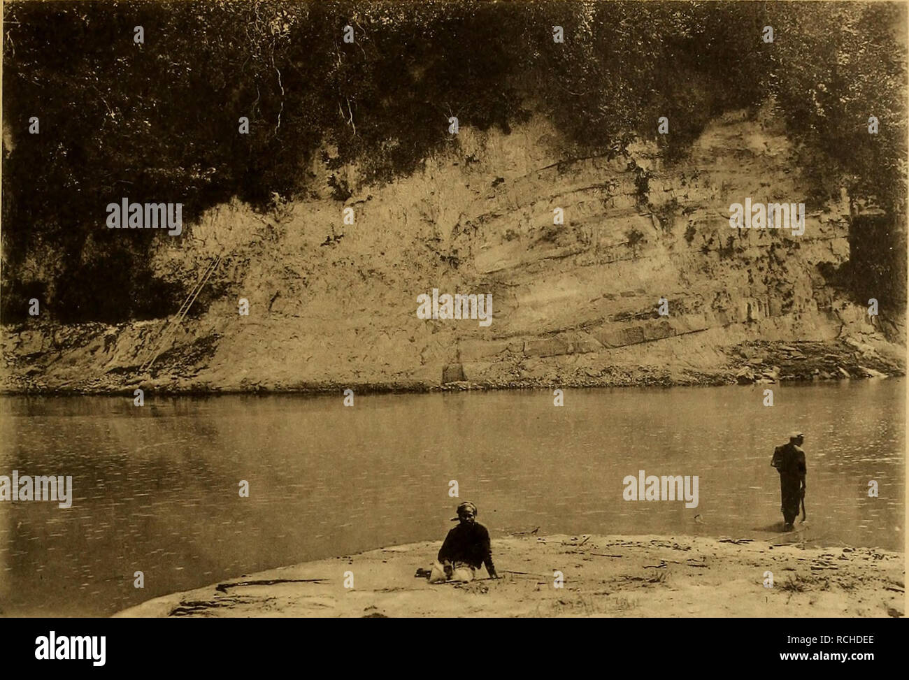. Die Pithecanthropus-Schichten auf Java. Geologische und palÃ¤ontologische Ergebnisse der Trinil-Expedition (1907 und 1908), ausgefÃ¼hrt UnterstÃ¼tzung mit der Akademischen JubilÃ umsstiftung¤der Stadt Berlin und der KÃ¶niglich bayerischen Akademi der Wissenschaften. Geologia e Paleontologia; Homo erectus. Selenka- Trinil-Expedition. Tafel VII. MRMH -:â &gt; Fig. 1. Verwerfung der marinen Schichten bei Padas Malang am linken Solo-Ufer nÃ¶rdlich Trinil bei Punkt 3 der Spezialkarte auf TAF. VI. (Phot. von Carthaus) 3*. Si prega di notare che queste immagini vengono estratte dalla pagina sottoposta a scansione le immagini che potrebbero h Foto Stock