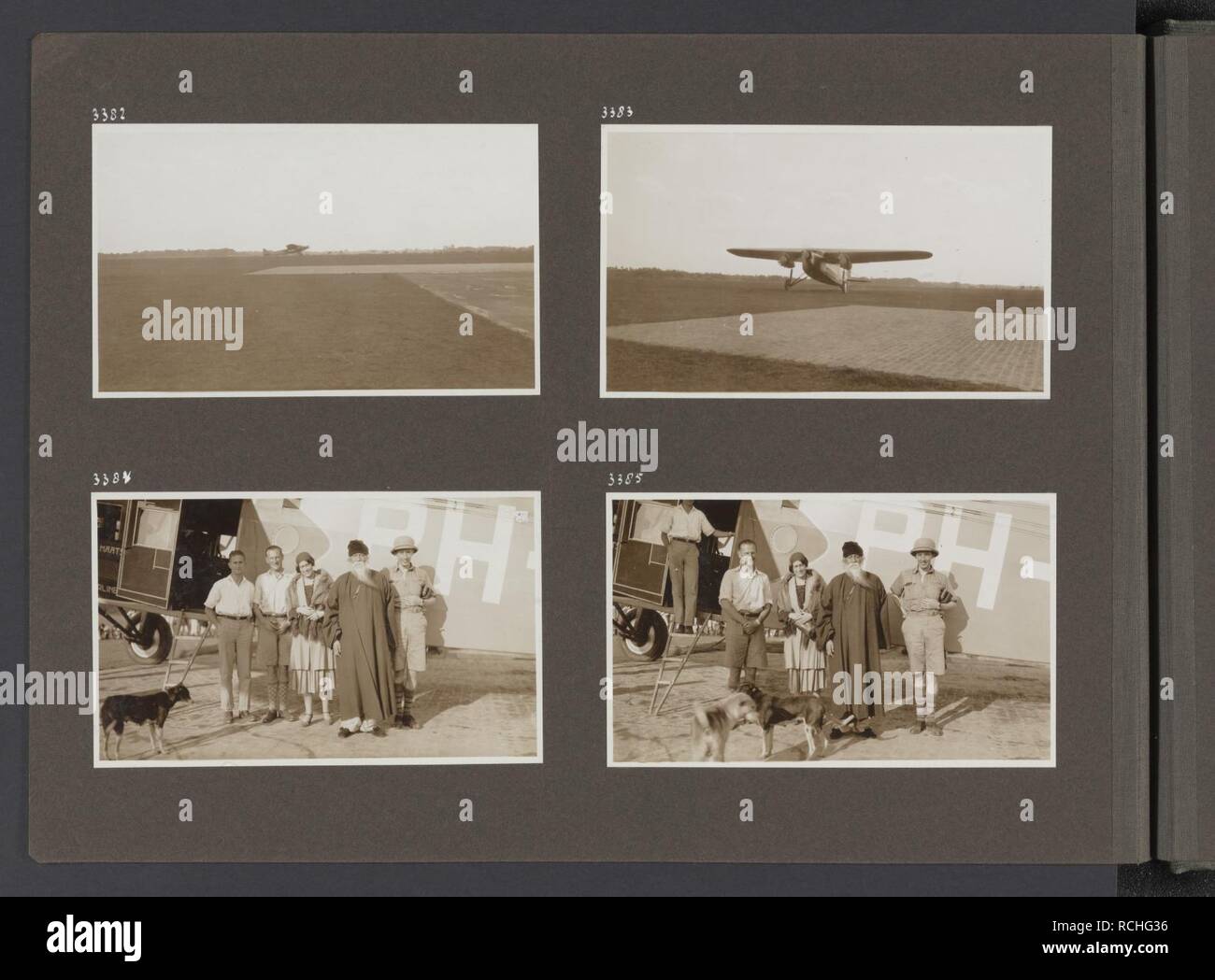Albumblad incontrato vier fotos. Linksboven tweemotorig vliegtuig op een landingsbaan, Bestanddeelnr 36 32. Foto Stock