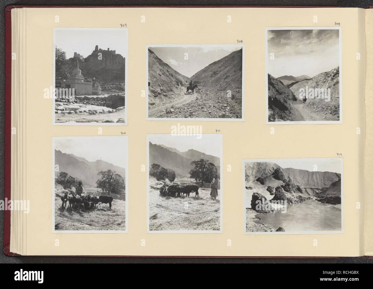 Albumblad incontrato zes foto's. Linksboven klooster en ruïne in Basho middenboven en, Bestanddeelnr 24 58. Foto Stock