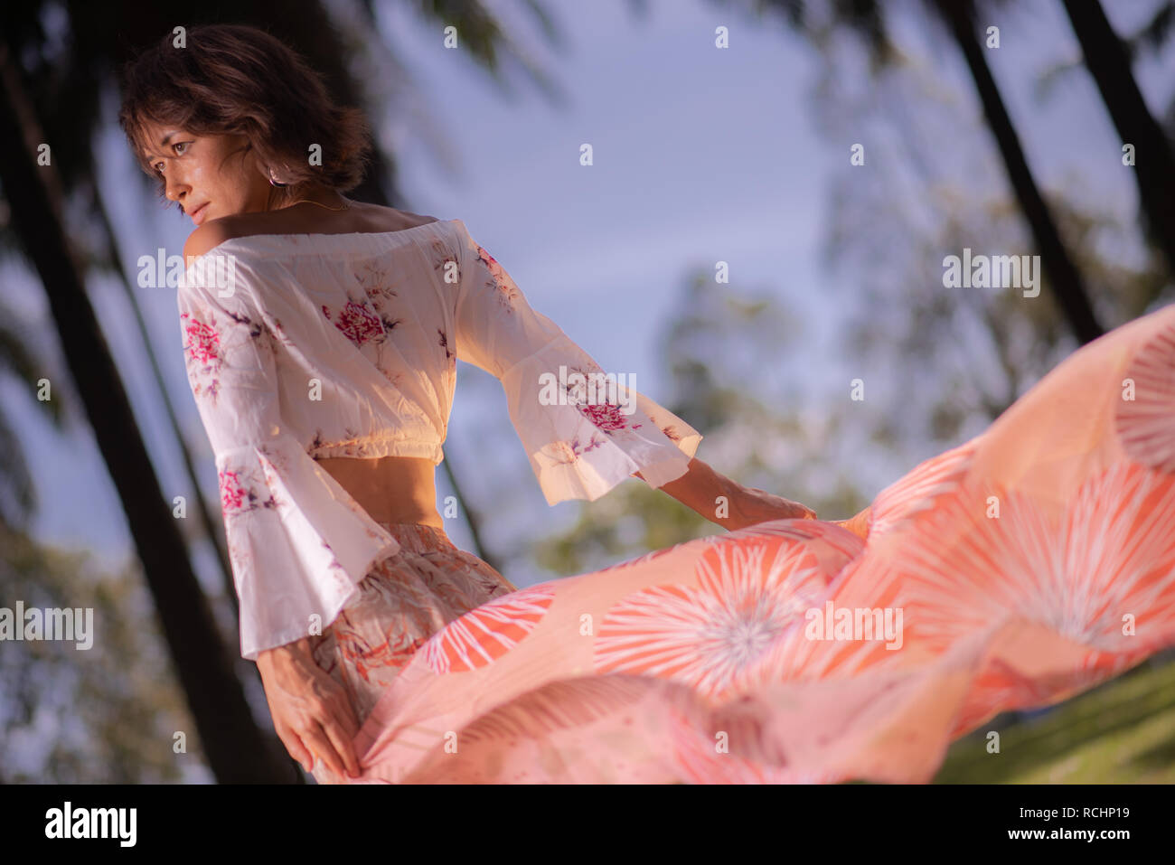 Solo femmina caucasica viaggiatore solitario fra le palme in Putrajaya, Malaysia Foto Stock