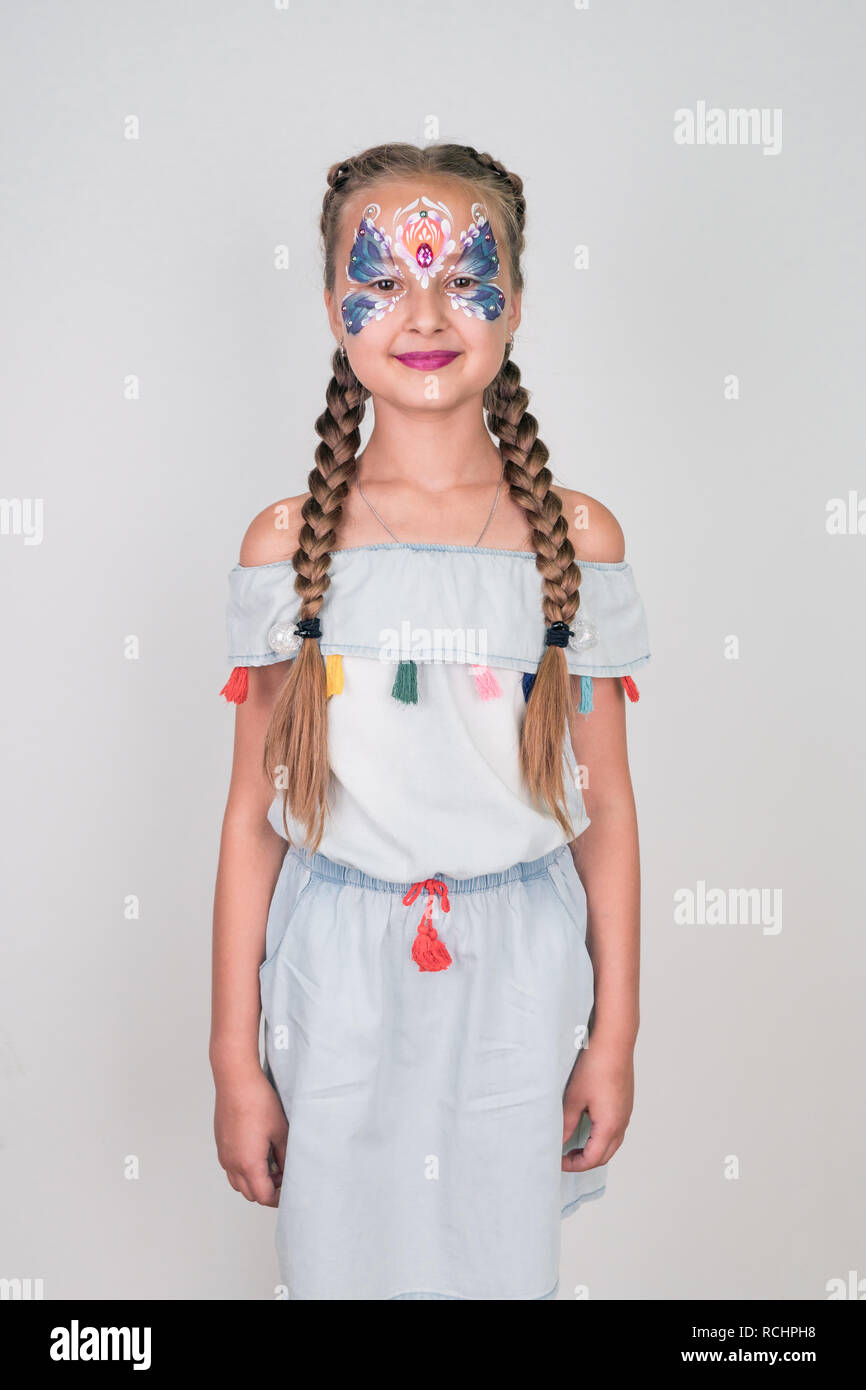 Bellissima bambina con aqua make-up su uno sfondo bianco. face painting Foto Stock