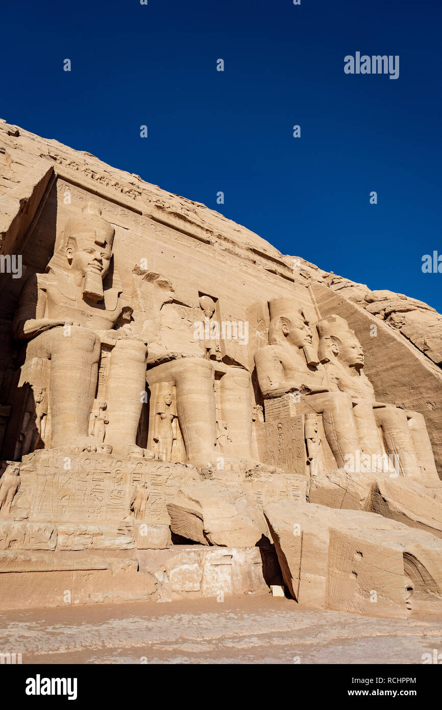 Il colosso del Grande Tempio di Ramesses II o Ramesse il grande a Abu Simbel Aswan Egitto Foto Stock