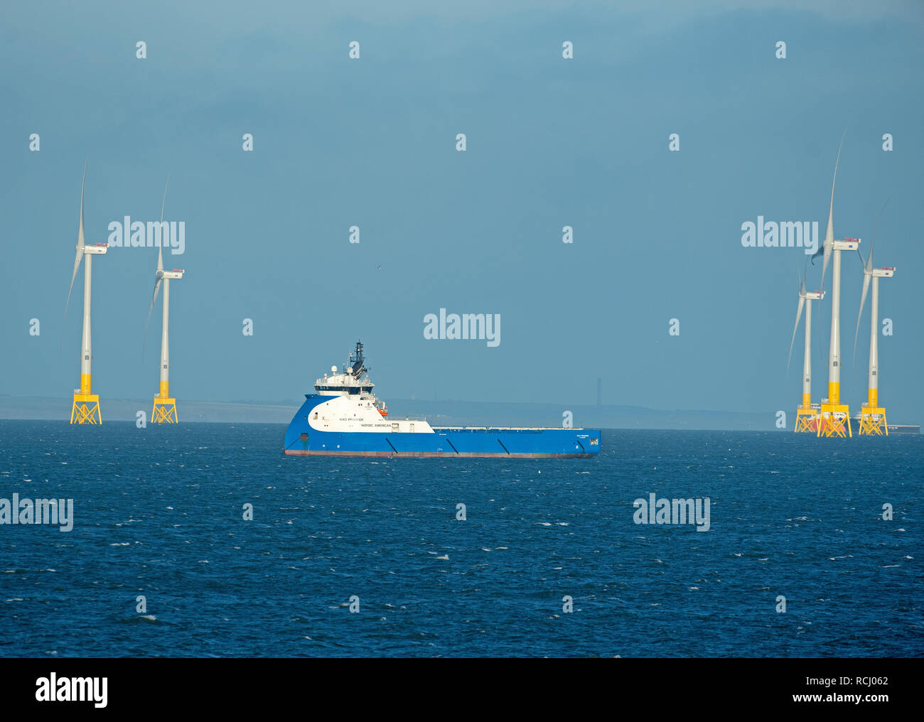 Aberdeen bay wind farm operativo dal maggio 2018 affianca l'olio vaso di alimentazione NAO prosperare al di ancoraggio. Foto Stock