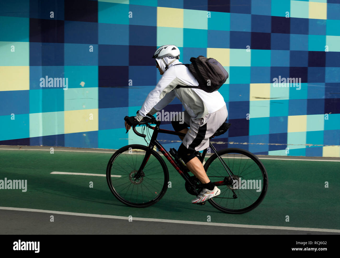 Un ciclista sul lungofiume e cycleway marciapiede, Brisbane, Queensland, Australia Foto Stock