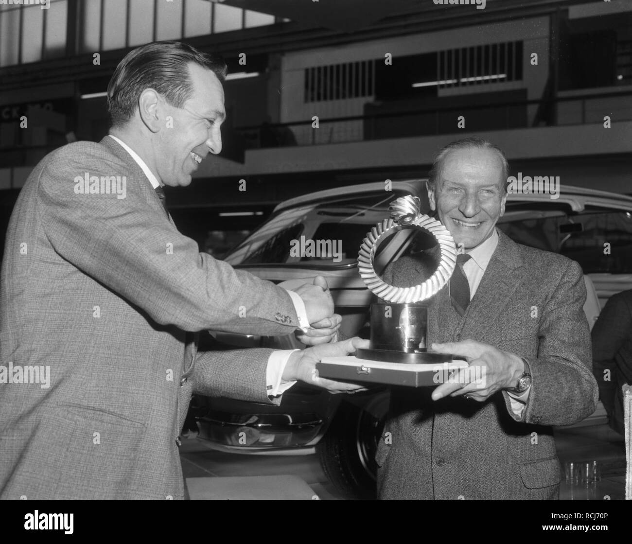 Alec Issigonis (rechts) ontvangt trofee, Alec Issigonis met zijn trofee, Bestanddeelnr 917-4419. Foto Stock
