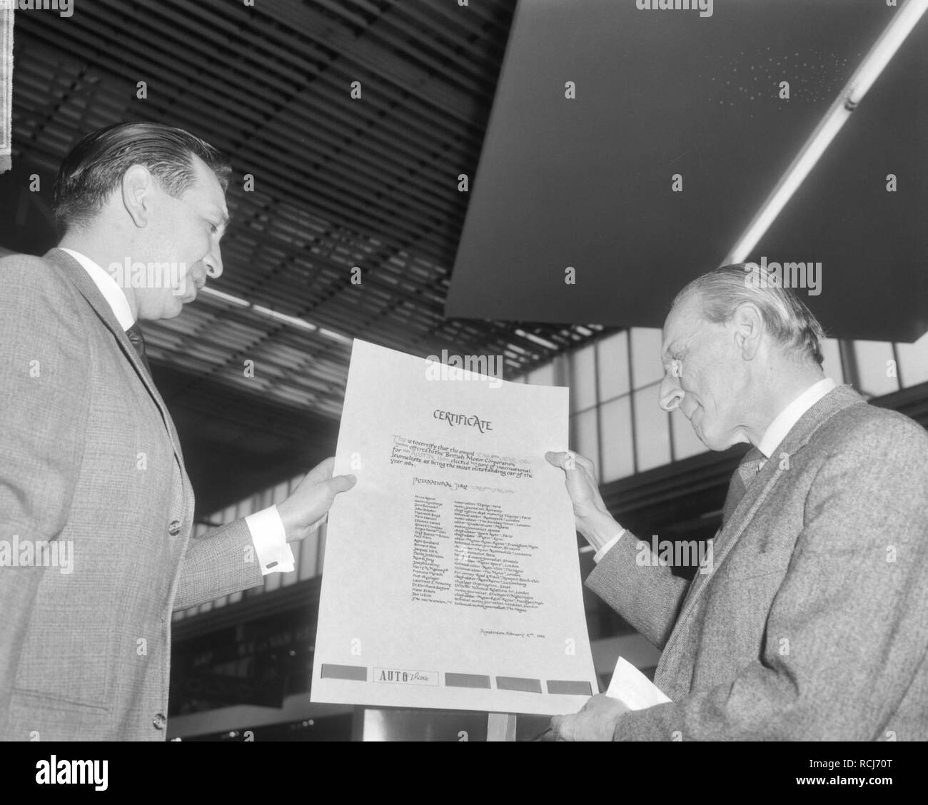 Alec Issigonis (rechts) ontvangt trofee, Alec Issigonis met zijn trofee, Bestanddeelnr 917-4421. Foto Stock