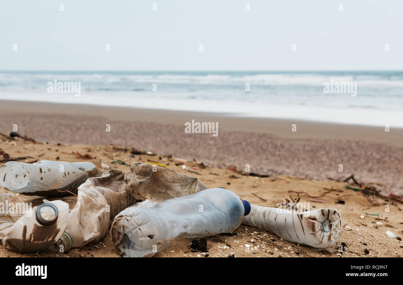Spiaggia dell'inquinamento. Bottiglie di plastica e altri rifiuti sulla spiaggia del mare Foto Stock