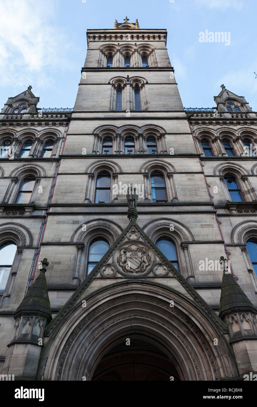 La parte posteriore del grado uno elencati di Manchester Town Hall, completato nel 1877 e progettato da Alfred Waterhouse. Foto Stock