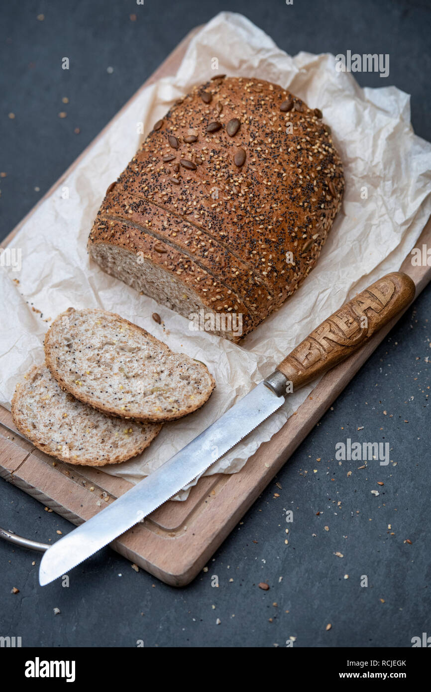 Mani tutta per affettare il pane di frumento con Coltello per pane Foto  stock - Alamy