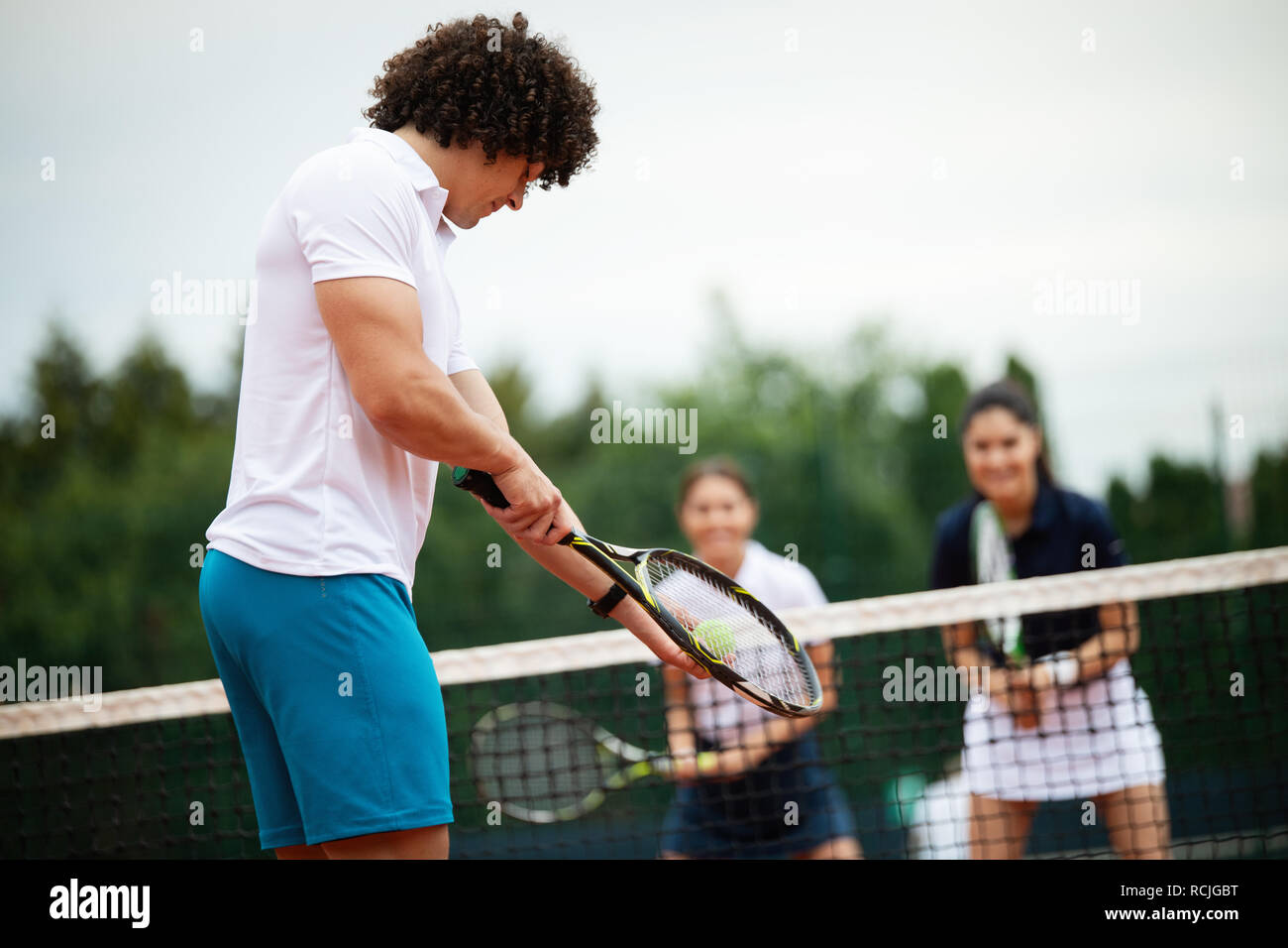 Giocatore di tennis si prepara a servire la sfera durante il match di tennis Foto Stock