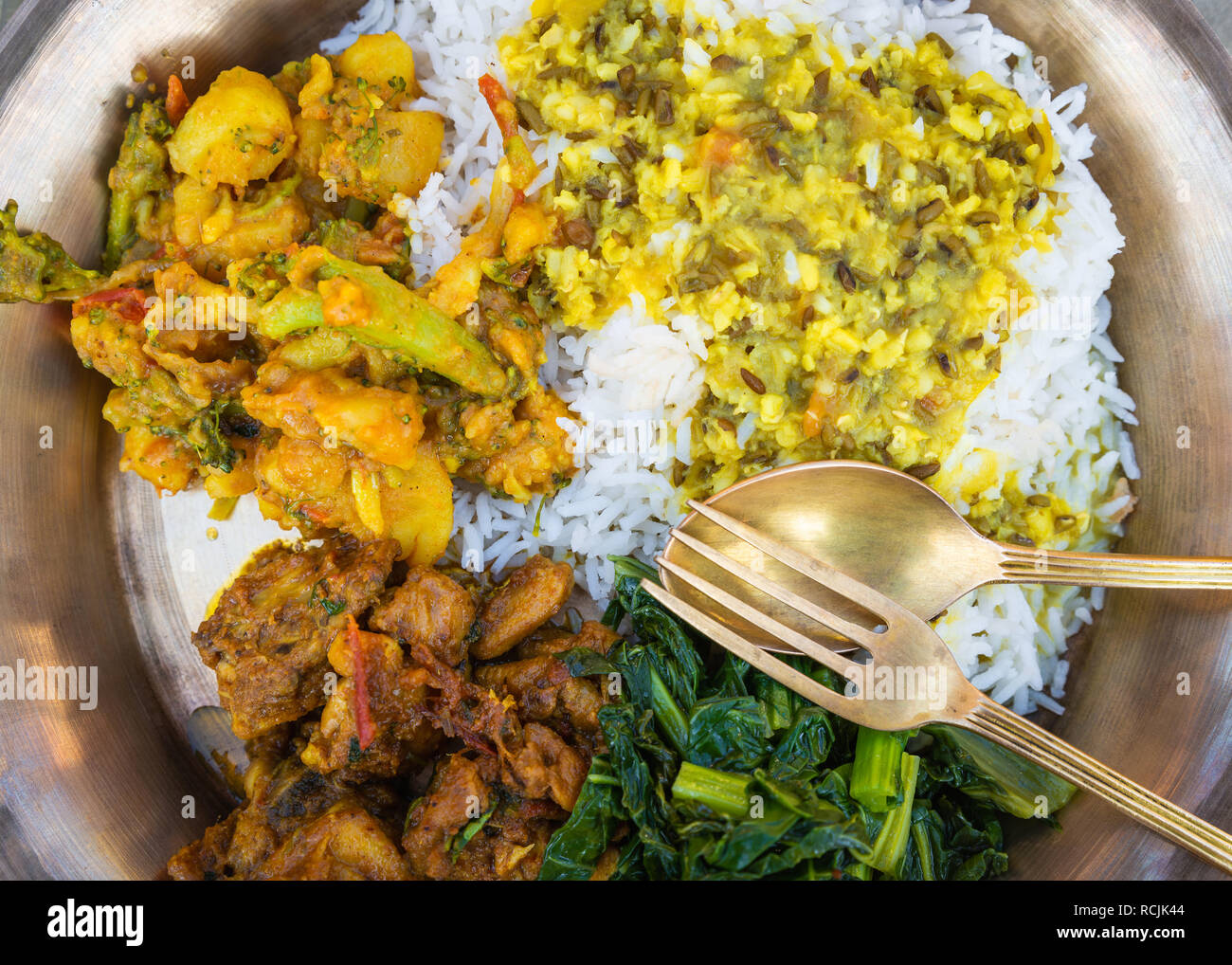 Il nepalese tradizionale dal bhat servita nella piastra di metallo Foto Stock