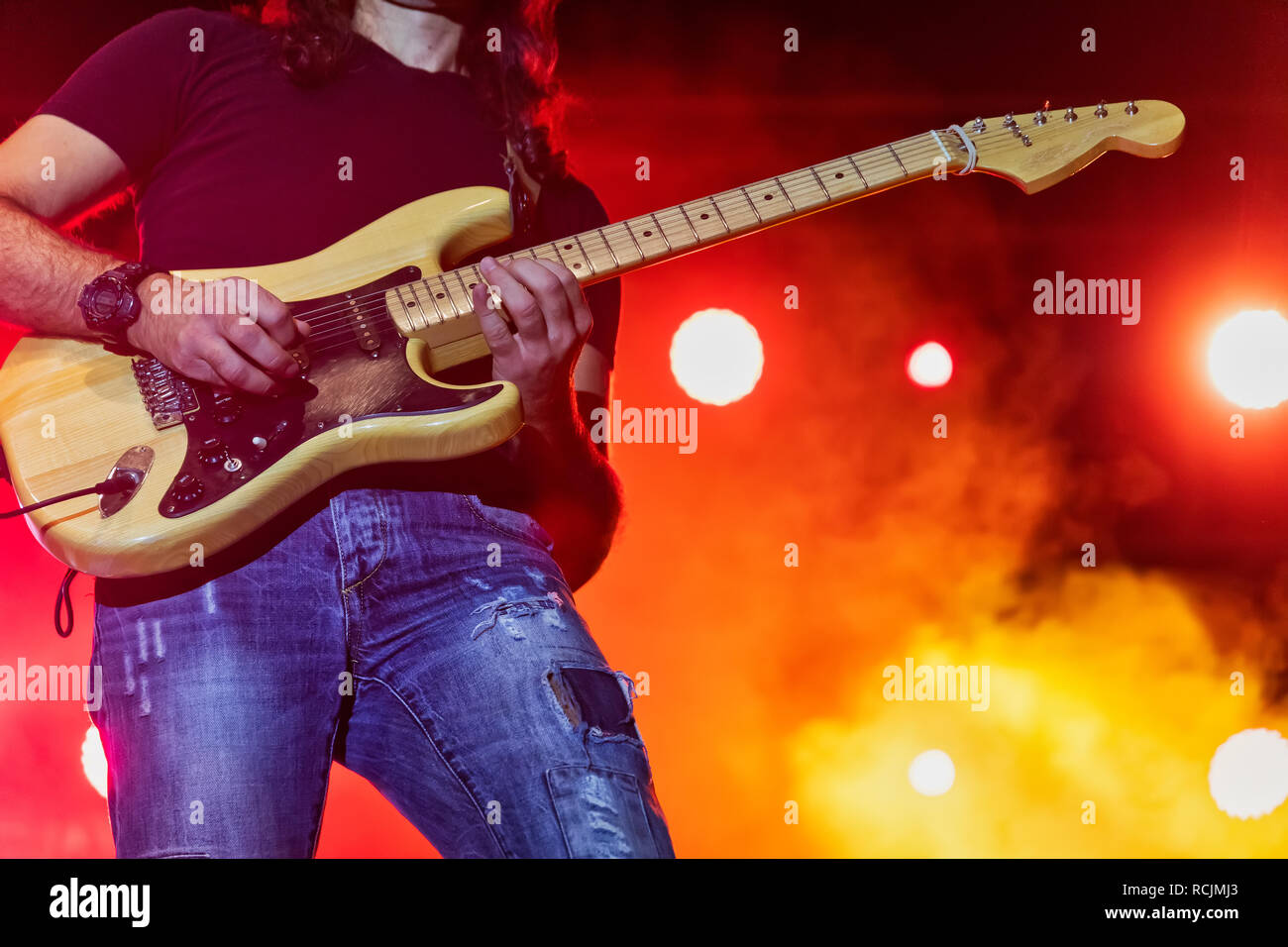 Salonicco, Grecia - 22 Settembre 2018: Bass Player in azione sul palco di eseguire a un concerto rock presso il teatro all'aperto della città, stadio di sfocatura spo Foto Stock