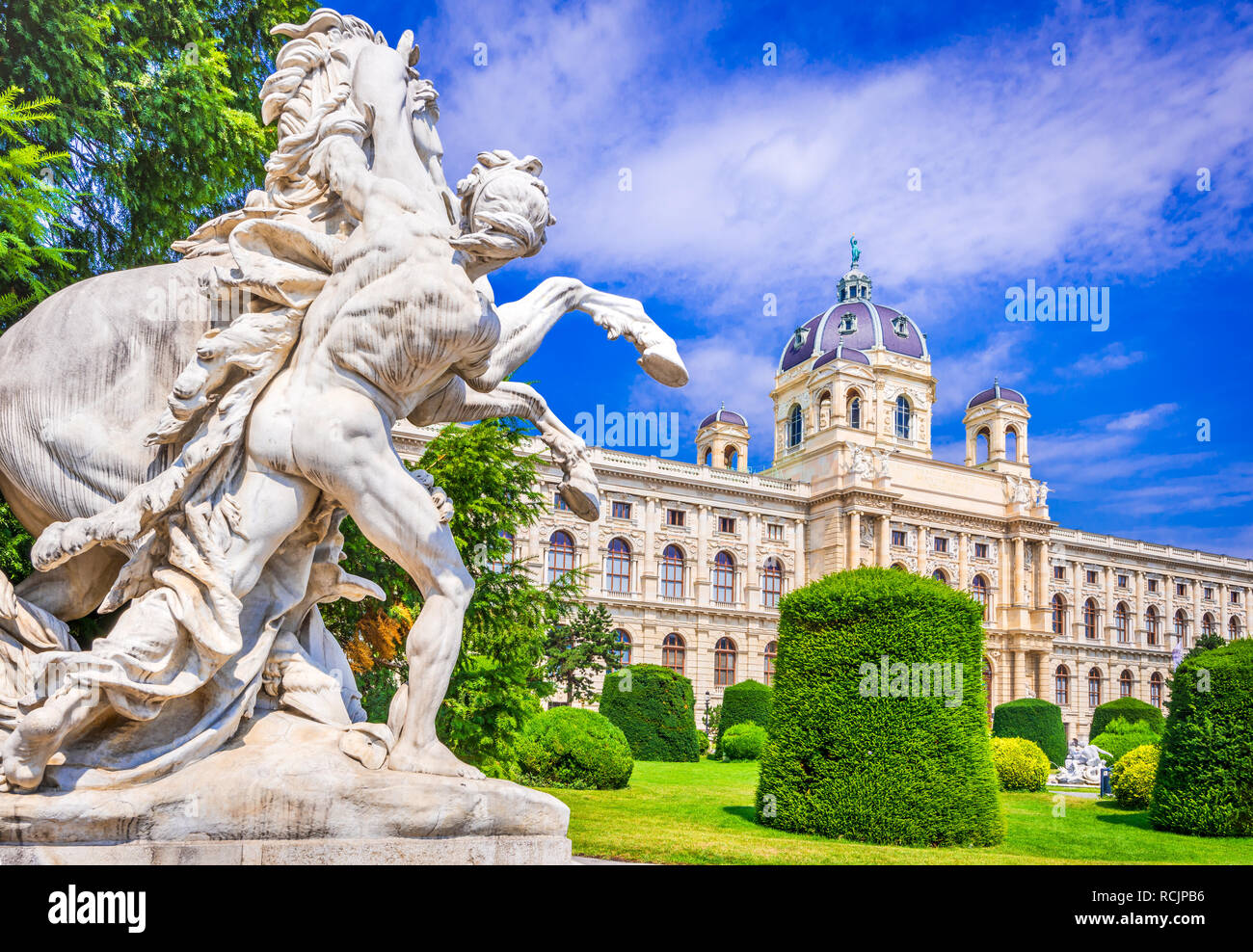 Vienna, Austria. Bellissima vista del famoso Naturhistorisches Museum (Museo di Storia Naturale) con parco Maria-Theresien-Platz e la scultura a Vienna, Foto Stock