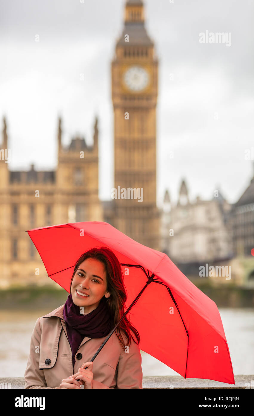 Ragazza o donna giovane turista in vacanza con un mio cuore Londra ombrello con il Big Ben in background, Londra, Inghilterra, Gran Bretagna Foto Stock