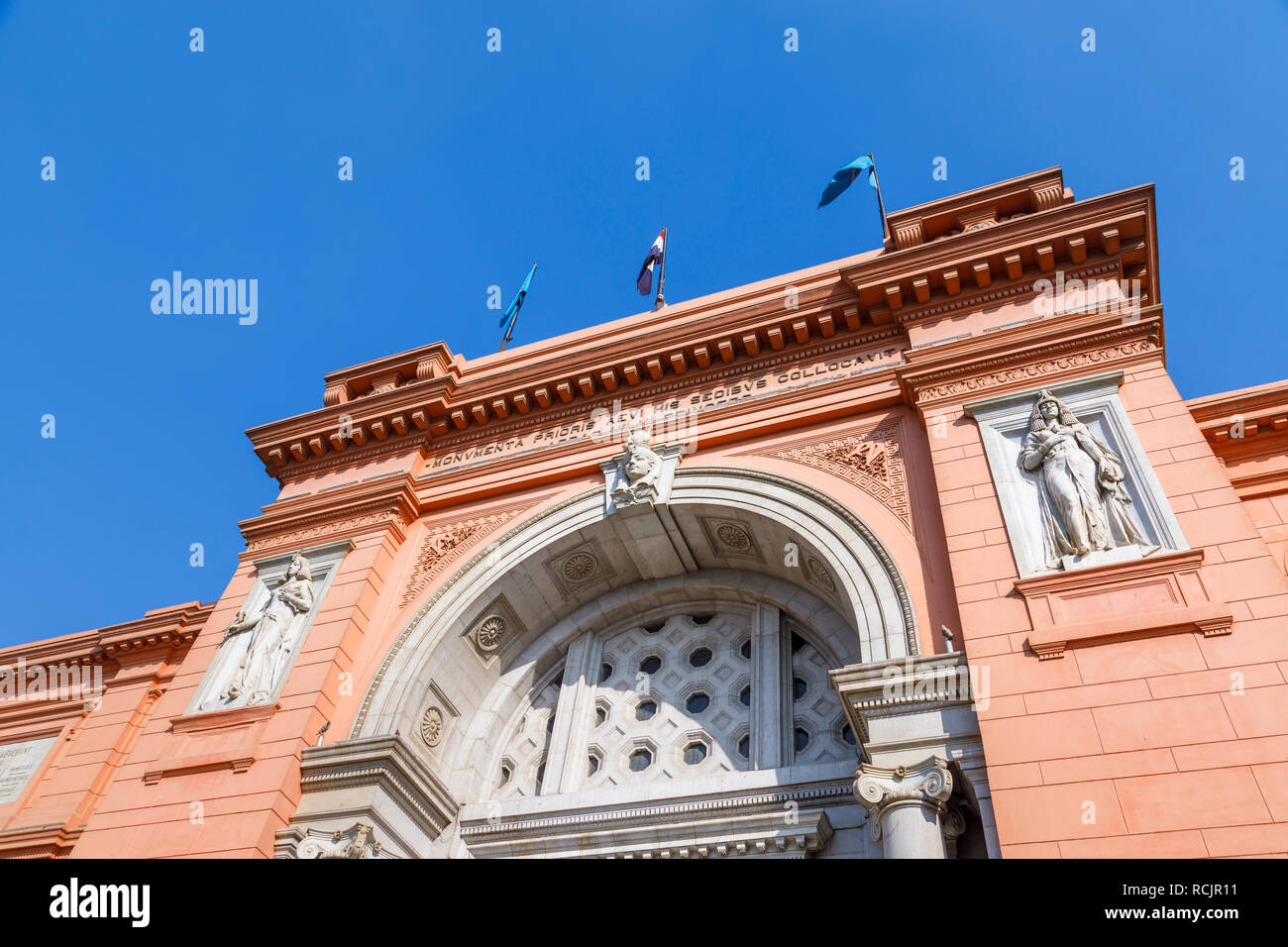 Dettagli architettonici sopra l ingresso al Museo di Antichità Egiziane (Museo del Cairo), il Cairo, Egitto Foto Stock