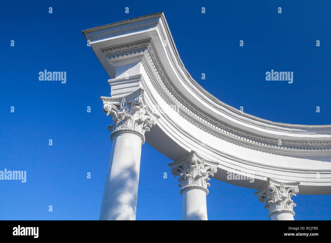 Bianche colonne rotonde con portico sotto il cielo blu, il classico modello  di architettura. Ordine corinzio è uno dei tre principali ordini classici  di anc Foto stock - Alamy