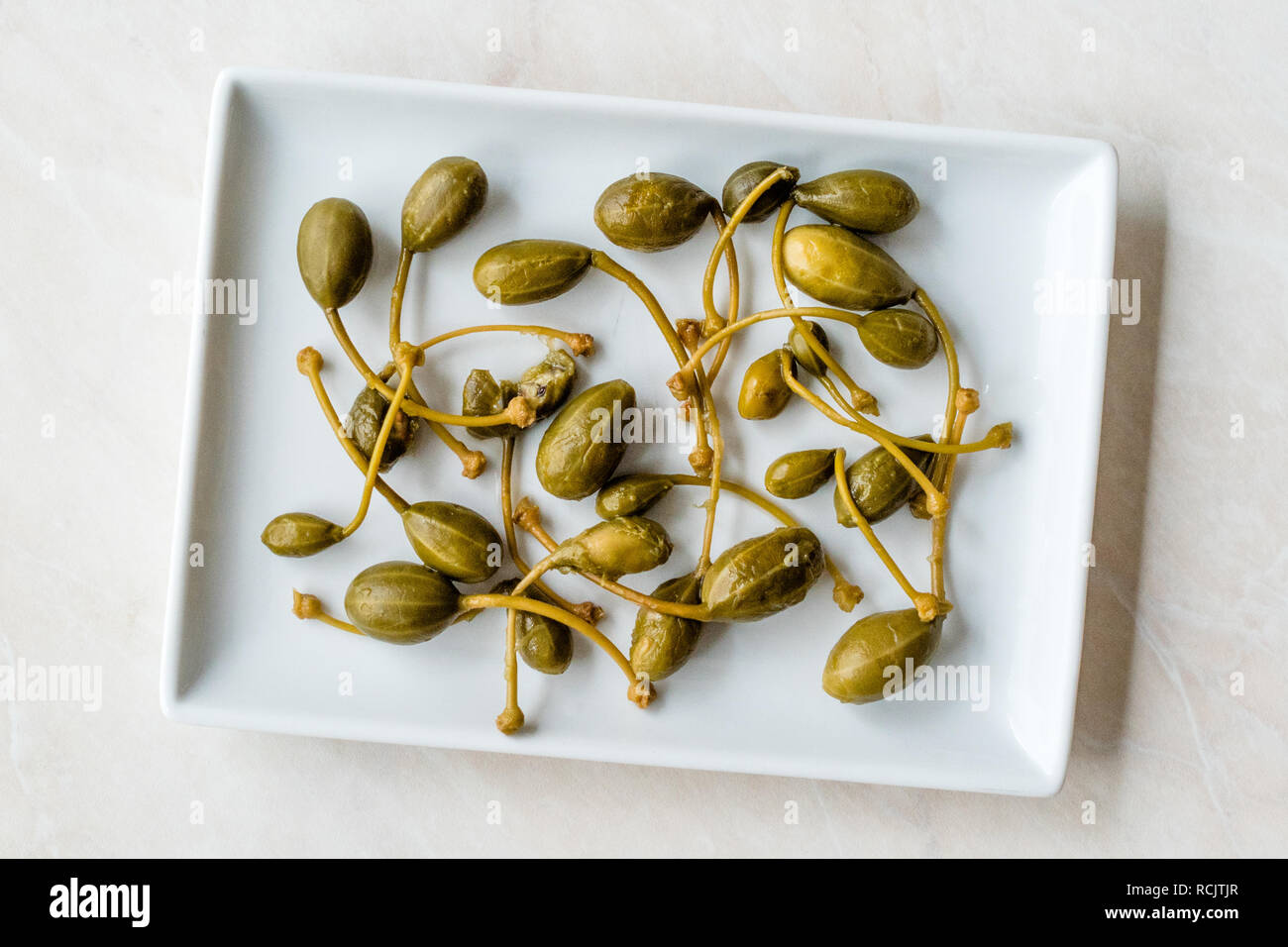 Decapati e conserve di capperi pronto a mangiare nella piastra. Alimenti biologici. Foto Stock