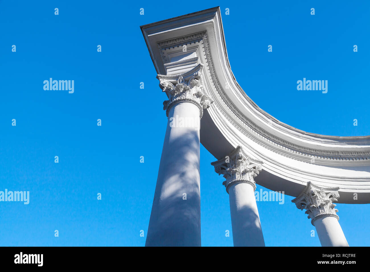 Colonne bianche con portico sotto il cielo blu, architettura classica di un frammento. Ordine corinzio è uno dei tre principali ordini classici di antiche G Foto Stock