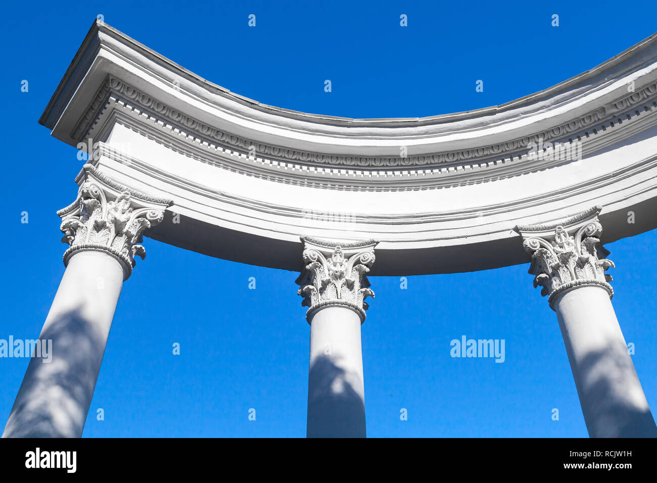 Colonne bianche e il portico sotto il cielo blu, architettura classica di un frammento. Ordine corinzio è uno dei tre principali ordini classici di antiche Gr Foto Stock