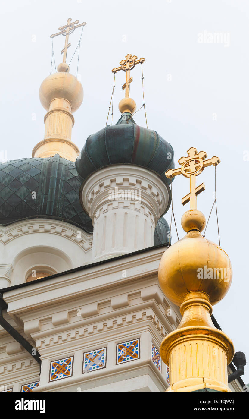 Cupole dorate della chiesa della Risurrezione di Cristo. Si tratta di una popolare attrazione turistica nella periferia di Yalta, Crimea Foto Stock