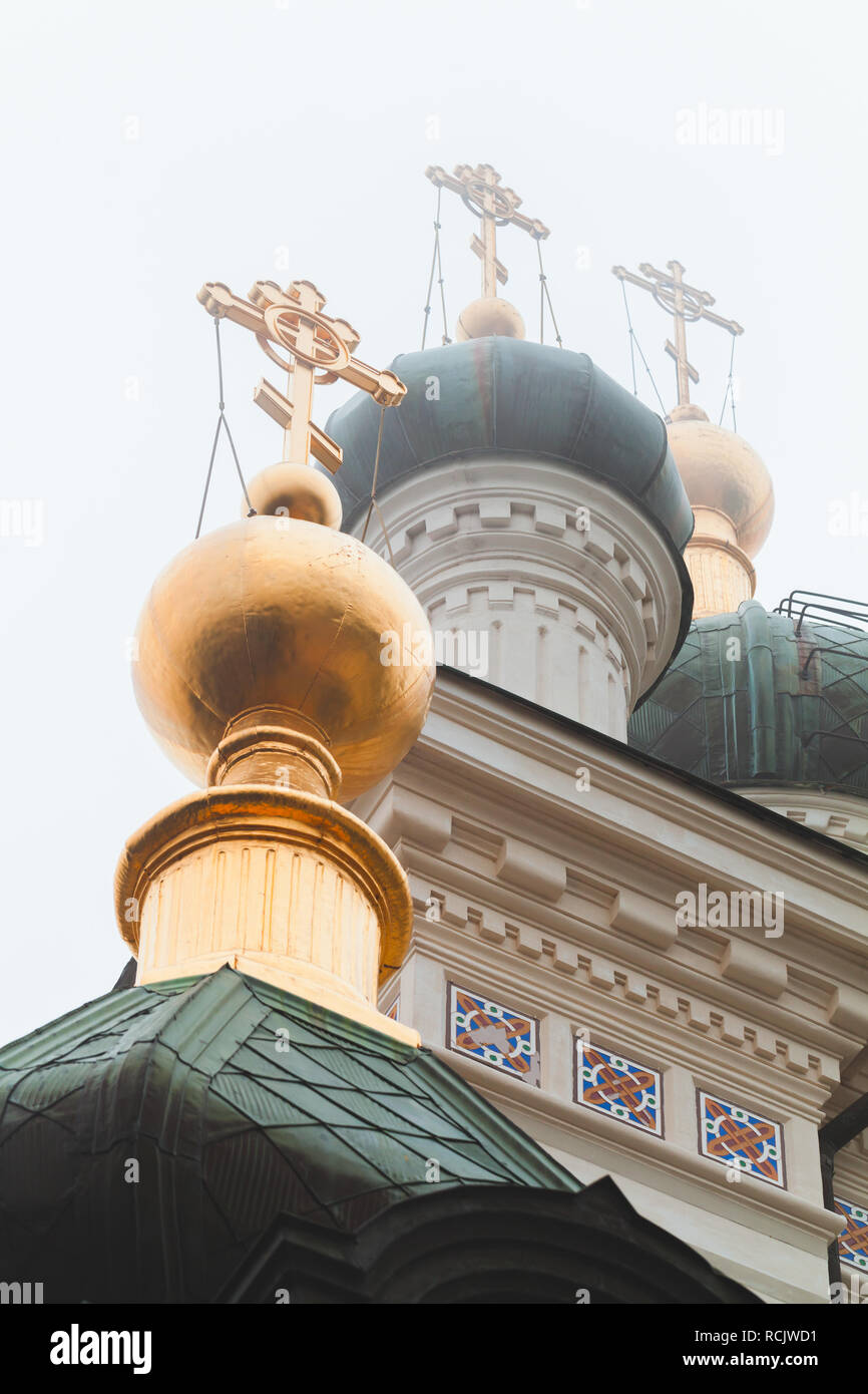 Le cupole della chiesa della Risurrezione di Cristo. Si tratta di una popolare attrazione turistica nella periferia di Yalta, Crimea Foto Stock