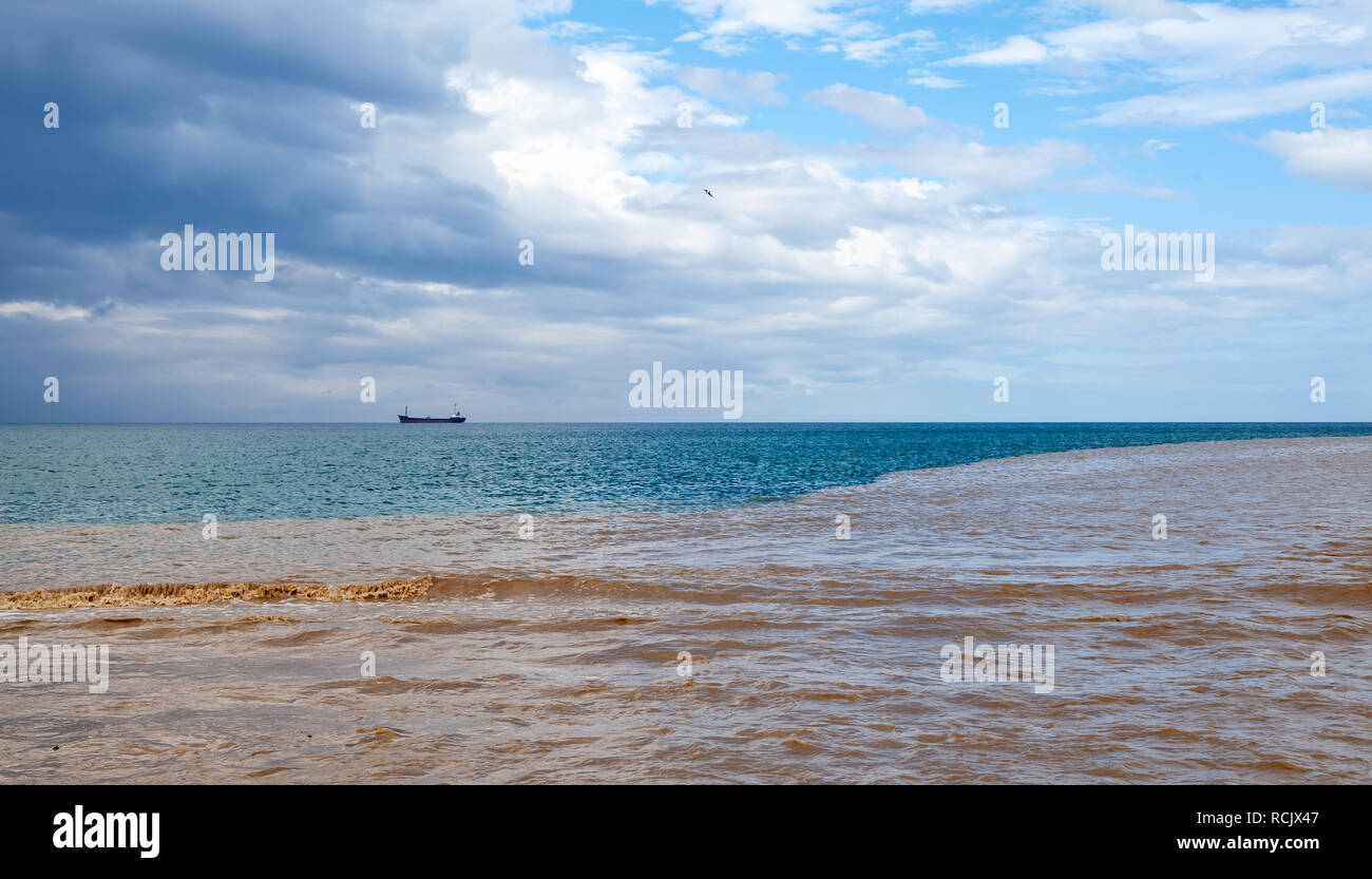 Estate seascape con fangoso fiume di acqua miscelata con acqua di mare blu. Mar Nero, Russia Foto Stock