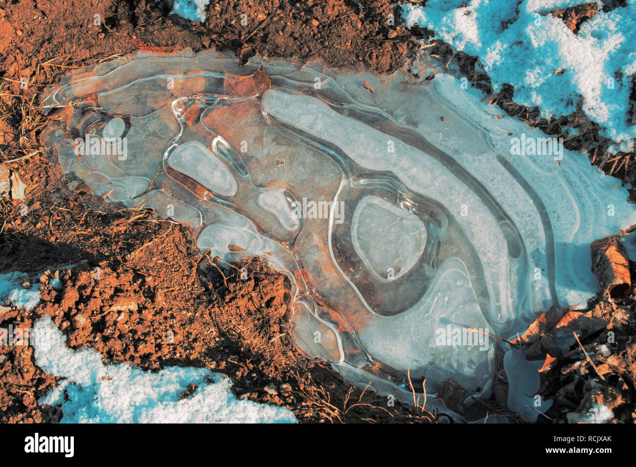 Il ghiaccio nel suolo ghiacciato Foto Stock