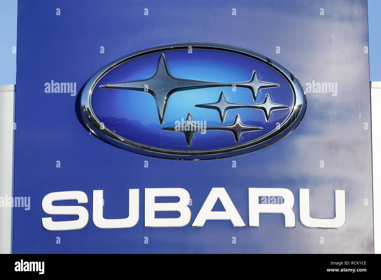 Gdansk, Polonia - 25 Luglio 2016: il logo di un produttore di automobili giapponese Subaru, una divisione di Fuji Heavy Industries, contro un cielo blu. Foto Stock