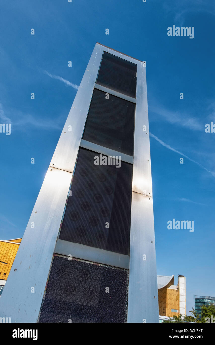 Berlin-Mitte, Kulturforum, San Matteo piazza della chiesa. Obelisco solare,alimentato da energia solare multimedia scultura realizzata in acciaio inox e vetro Foto Stock