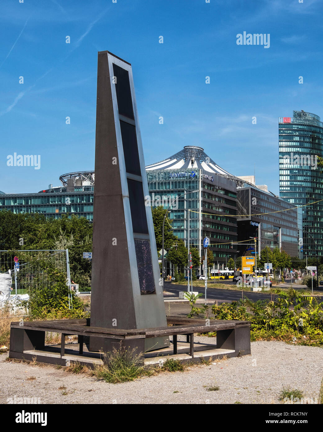 Berlin-Mitte, Kulturforum, San Matteo piazza della chiesa. Obelisco solare,alimentato da energia solare multimedia scultura realizzata in acciaio inox e vetro Foto Stock