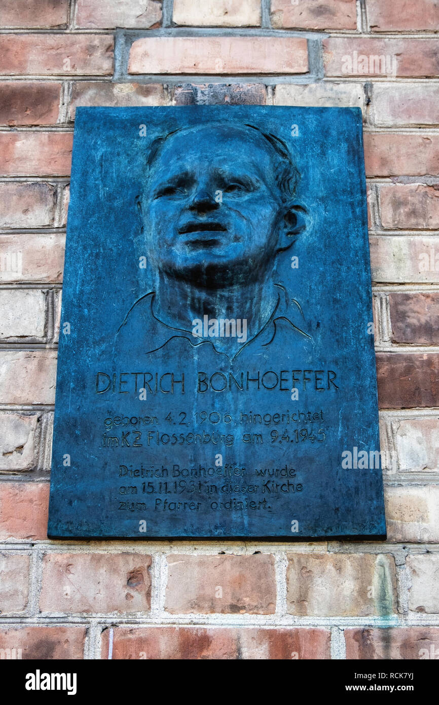 Berlino,Tiergarten. Dietrich Bonhoeffer una lapide commemorativa al di fuori Matthäuskirche st. San Matteo chiesa protestante Foto Stock